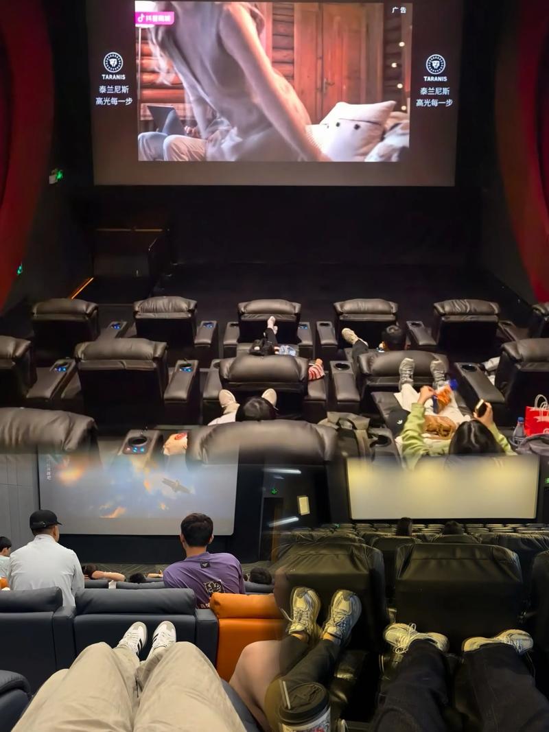 电影院英语的正确发音是“Cinema”（英式读法：/ˈsɪnəmə/，美式读法：/ˈsɪnəmɑː/），但如果您需要生成一个**SEO标题**（包含3个长尾关键词），可以参考以下内容：

**标题：**  
**电影院的英语怎么读？教你Cinema、Movie Theater和Theatre的正确发音与区别 | 英语口语学习技巧**

**包含的3个长尾关键词：**  
1. 电影院的英语怎么读  
2. Cinema发音区别  
3. 英语口语学习技巧  

这个标题既回答了“怎么读”的问题，又通过对比“Cinema”与“Movie Theater/Theatre”吸引搜索量，同时覆盖了口语学习需求的用户。
