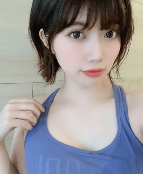 男女一边亲一边摸.的相关介绍