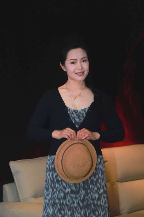 第一次的巨乳人妻的相关介绍