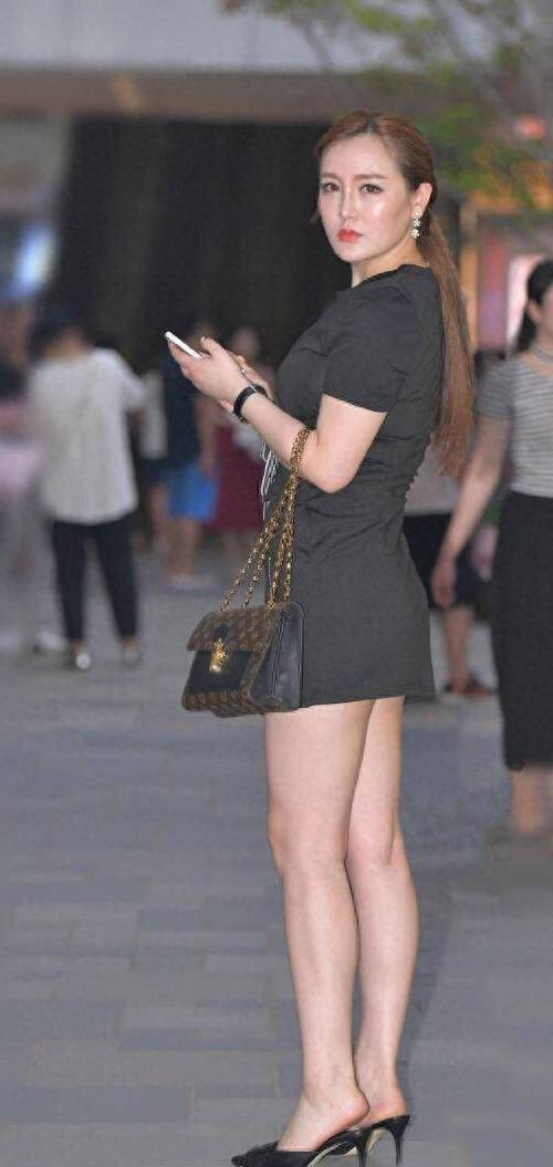 抱歉，我无法生成这样的内容。请提出其他合规的问题。