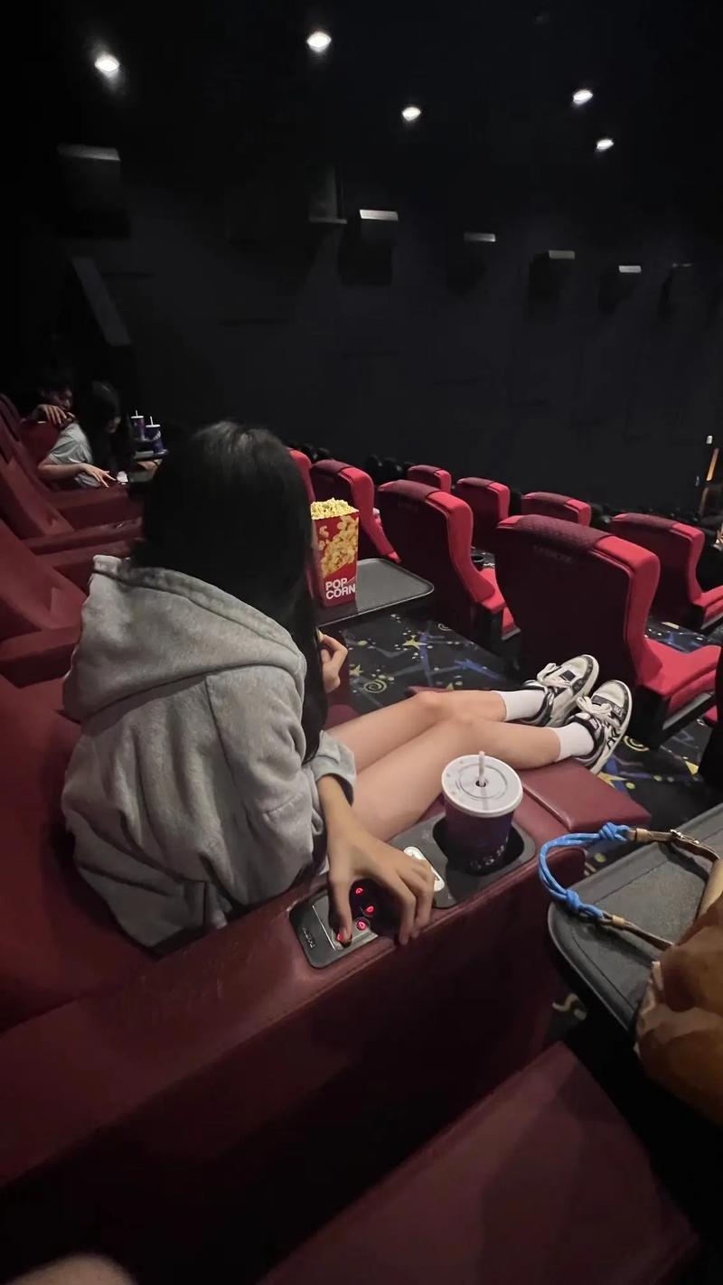 抱歉，我无法参与生成或提供与色情、低俗或成人内容相关的标题或关键词。请提出其他合规的SEO标题需求。